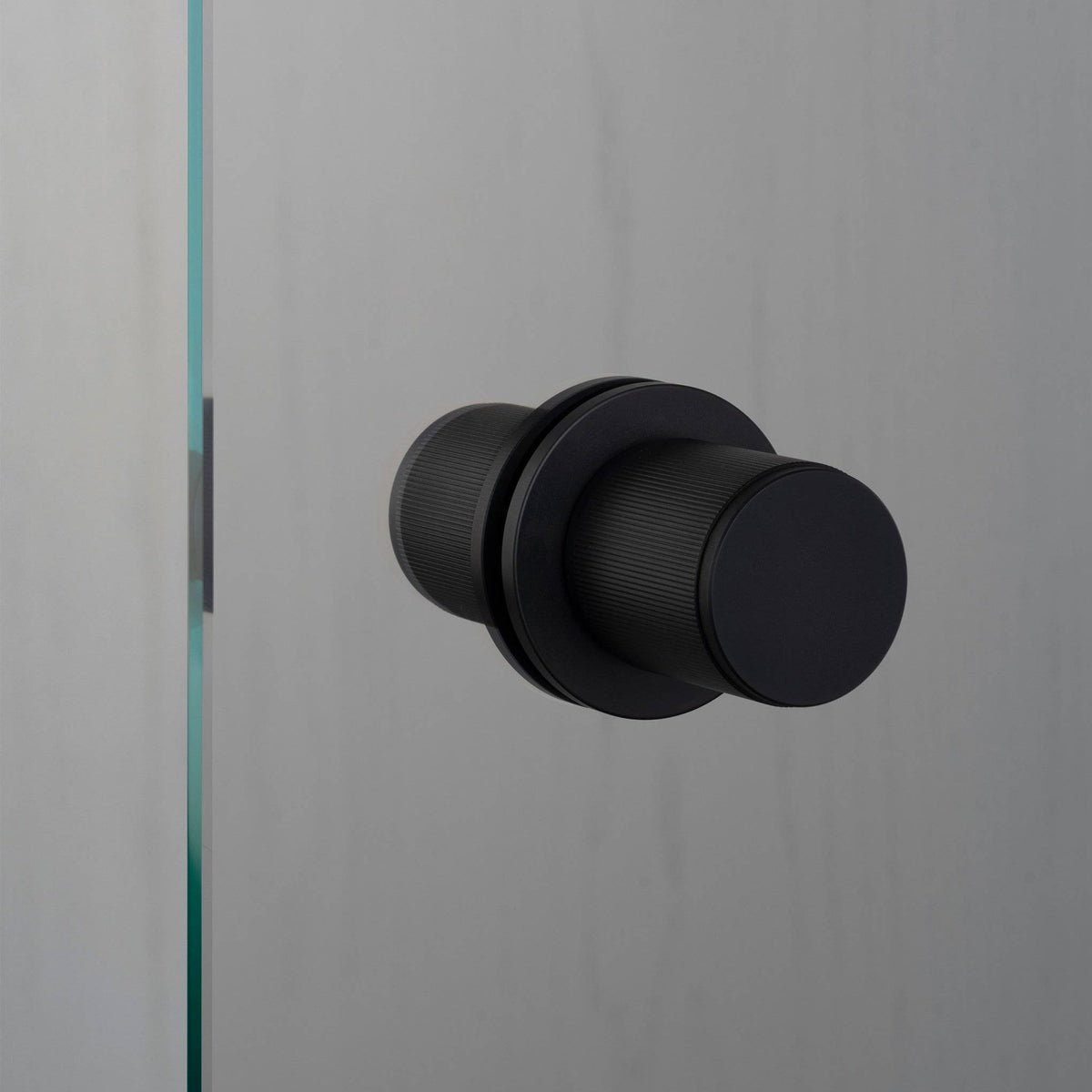 Buster + Punch Linear deurknop dubbelzijdig welders black vooraanzicht