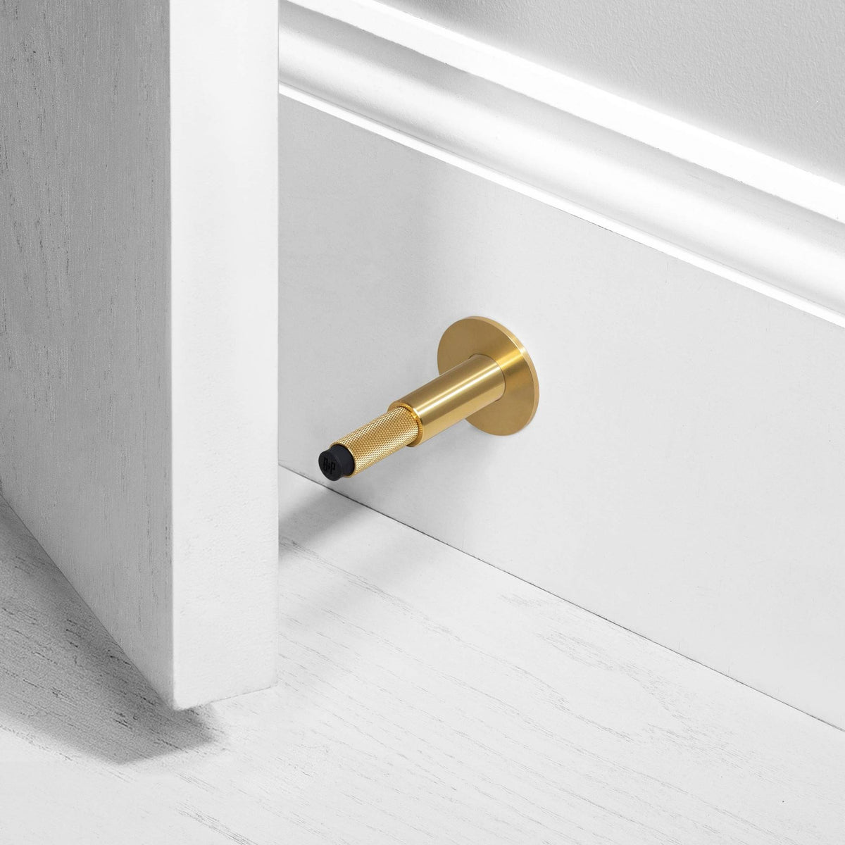 Buster + Punch Cross deurstopper wandmontage goud - vooraanzicht