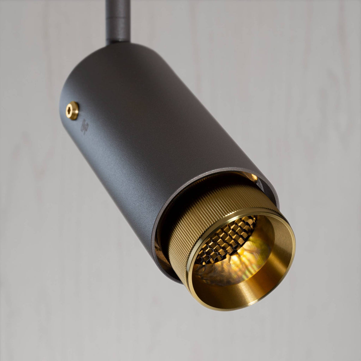 Buster + Punch Exhaust Graphite track spot linear goud zijaanzicht