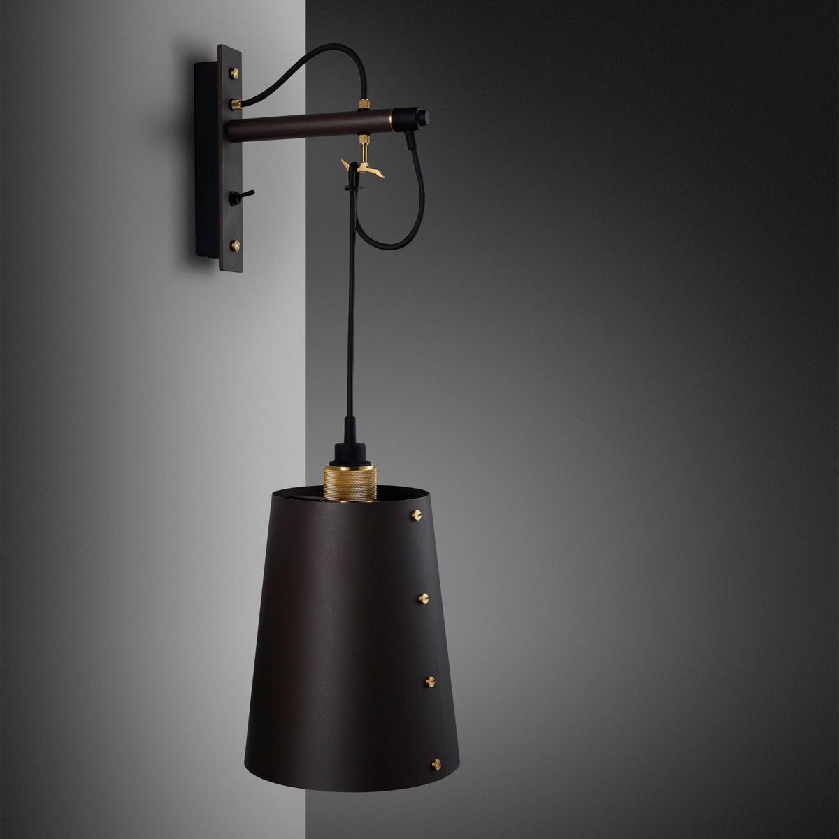 Buster + Punch Hooked Wall wandlamp goud gemonteerd