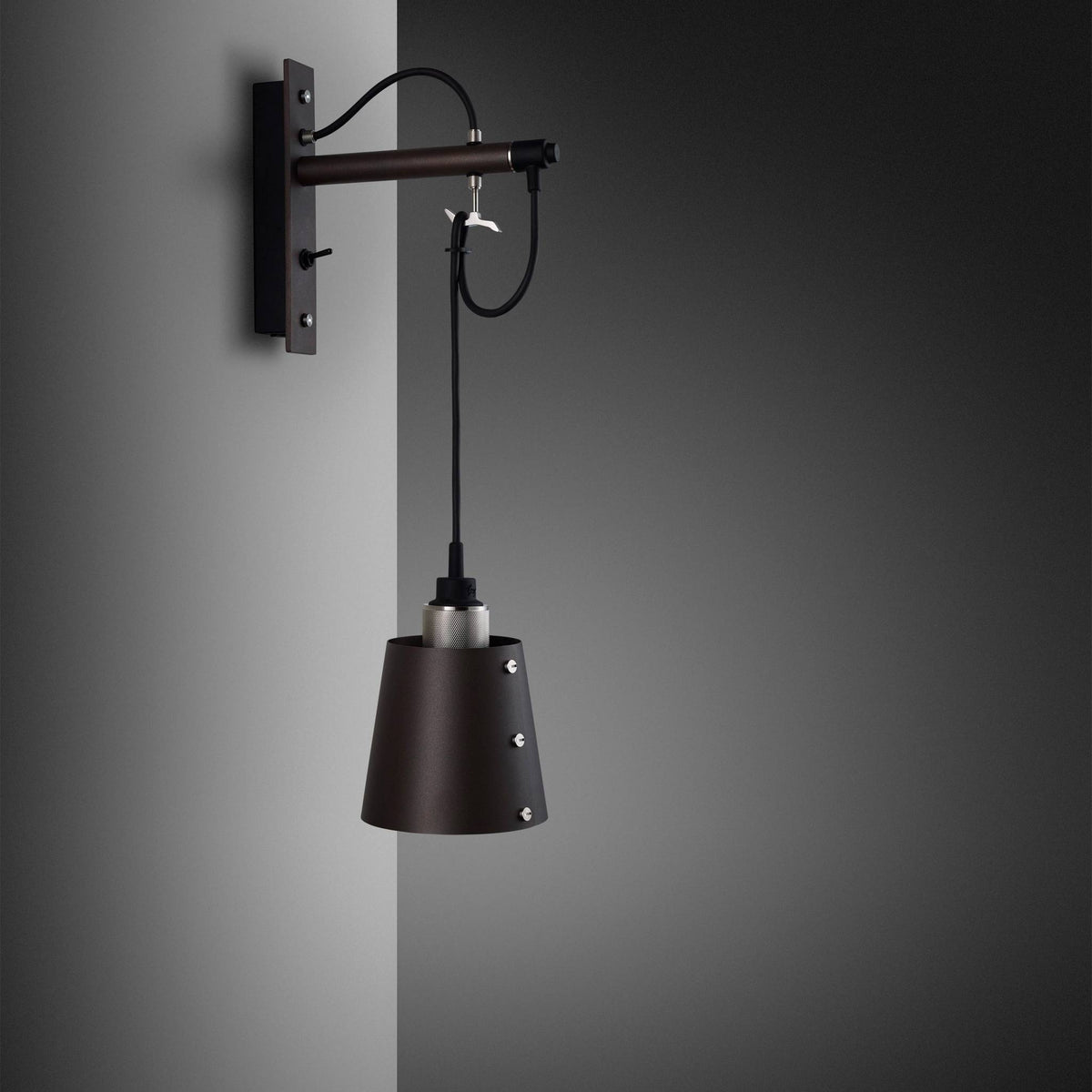 Buster + Punch Hooked Wall Graphite wandlamp Steel - detail
