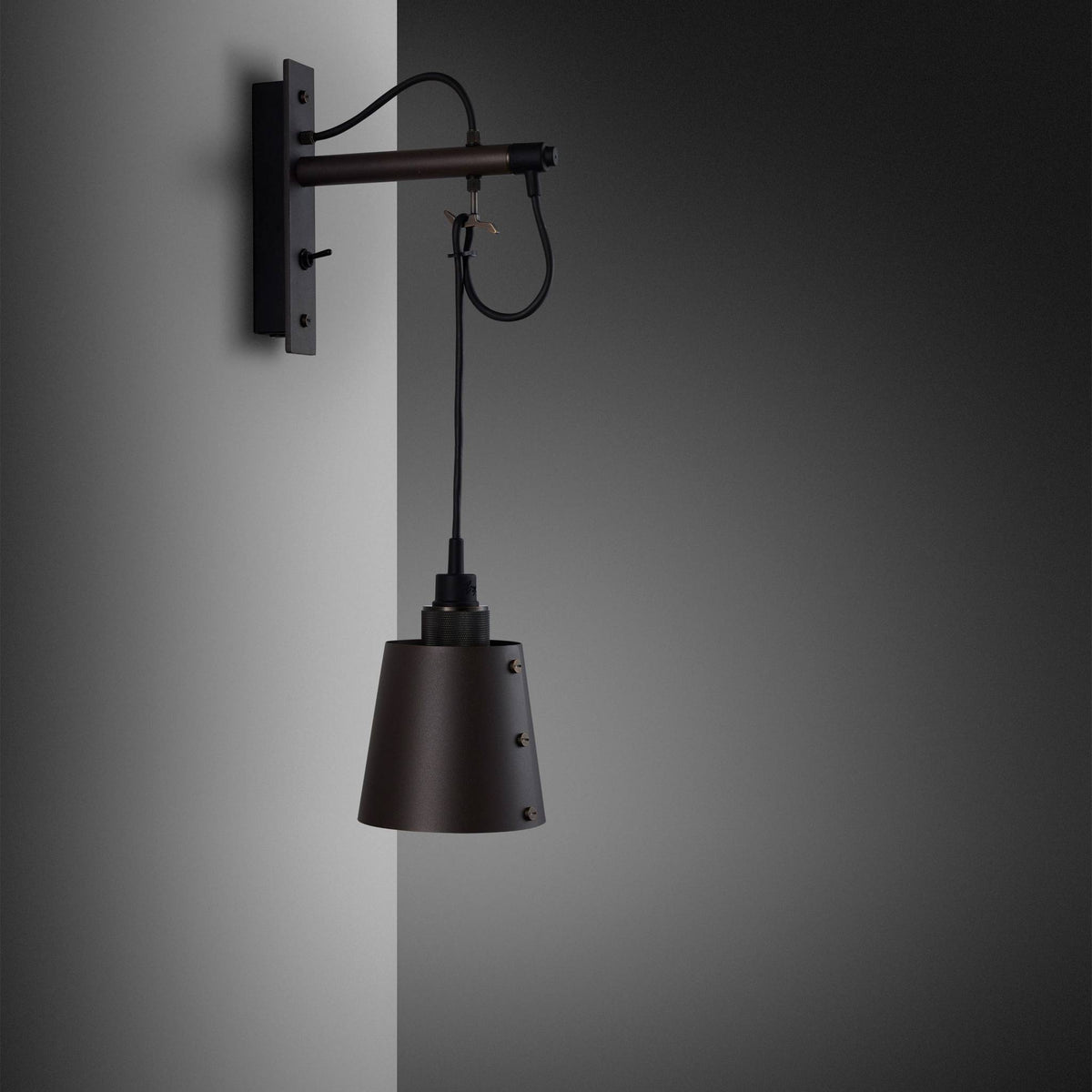 Buster + Punch Hooked Wall wandlamp smoked bronze detail