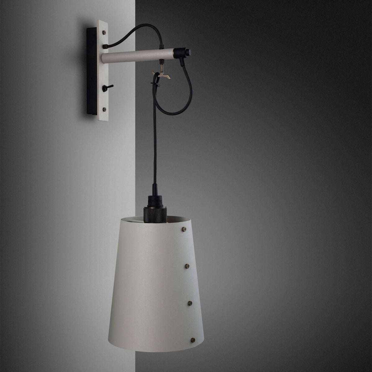 Buster + Punch Hooked Wall wandlamp smoked bronze gemonteerd