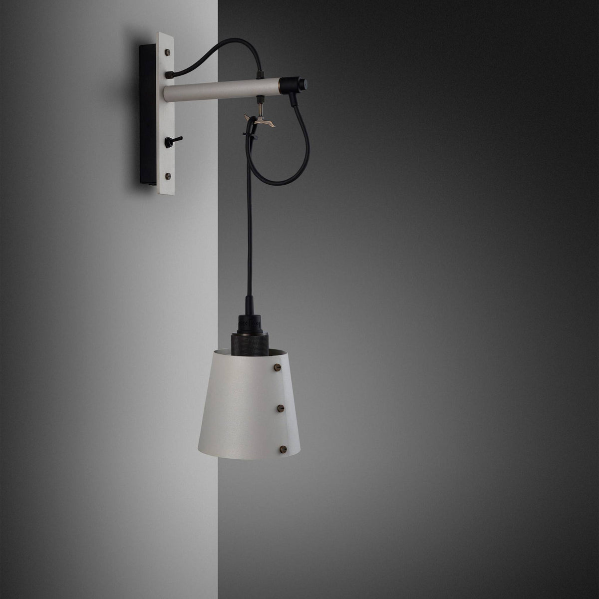 Buster + Punch Hooked Wall wandlamp smoked bronze detail