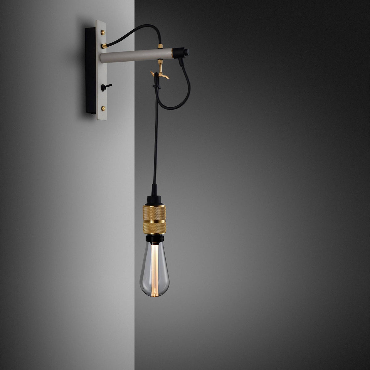 Buster + Punch Hooked Wall wandlamp goud vooraanzicht