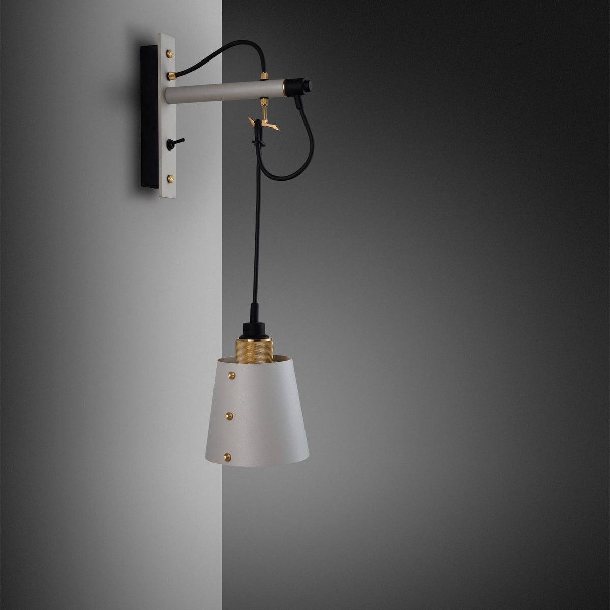 Buster + Punch Hooked Wall wandlamp goud detail