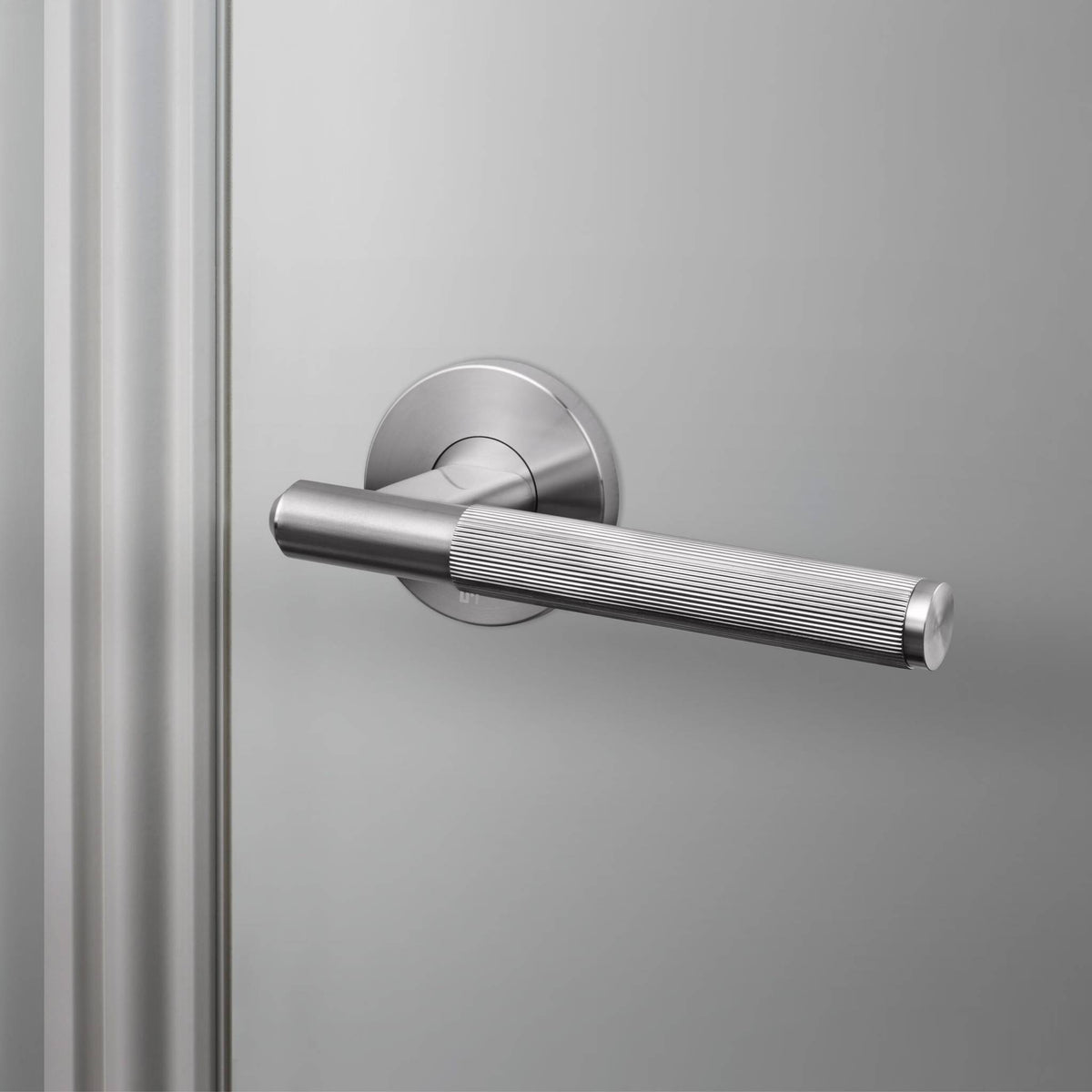 Buster + Punch Linear deurkruk op rozet steel – vooraanzicht