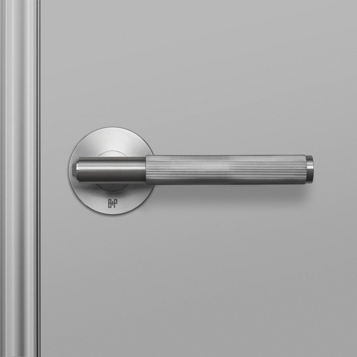 Buster + Punch Linear deurkruk op rozet steel – detailfoto knurl-patroon