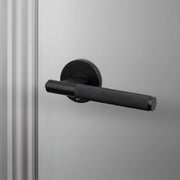 Buster + Punch Linear deurkruk op rozet welders black – vooraanzicht