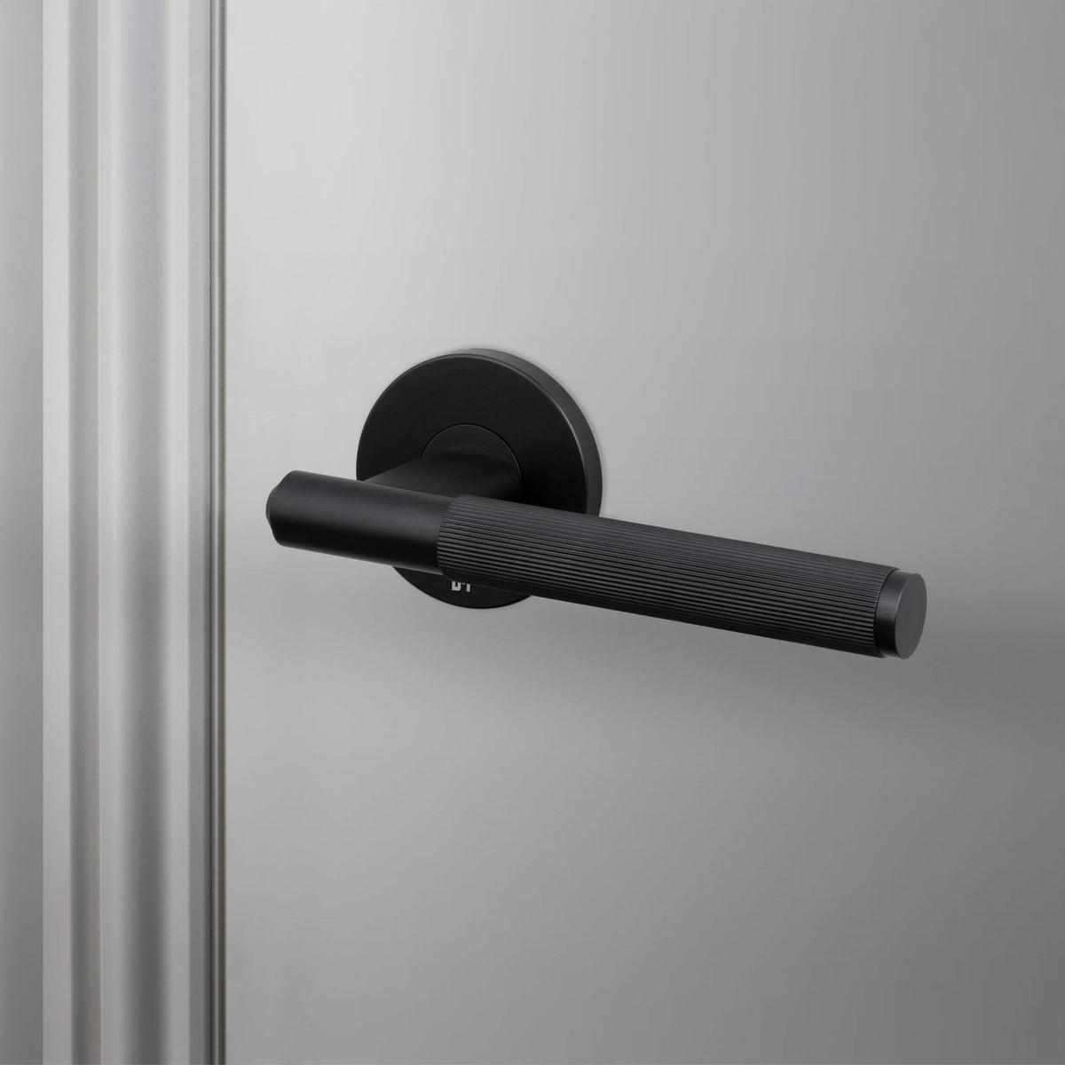 Buster + Punch Linear deurkruk op rozet welders black – vooraanzicht
