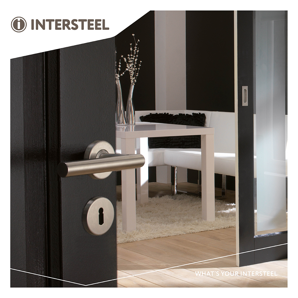 Intersteel deurkruk Hoek 90° rvs geborsteld gemonteerd op deur