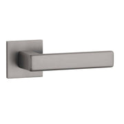 STILE deurkruk Miia op vierkant rozet gunmetal, vooraanzicht