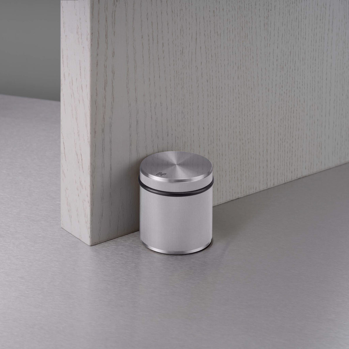 Buster + Punch Linear deurstopper vrijstaand steel - vooraanzicht
