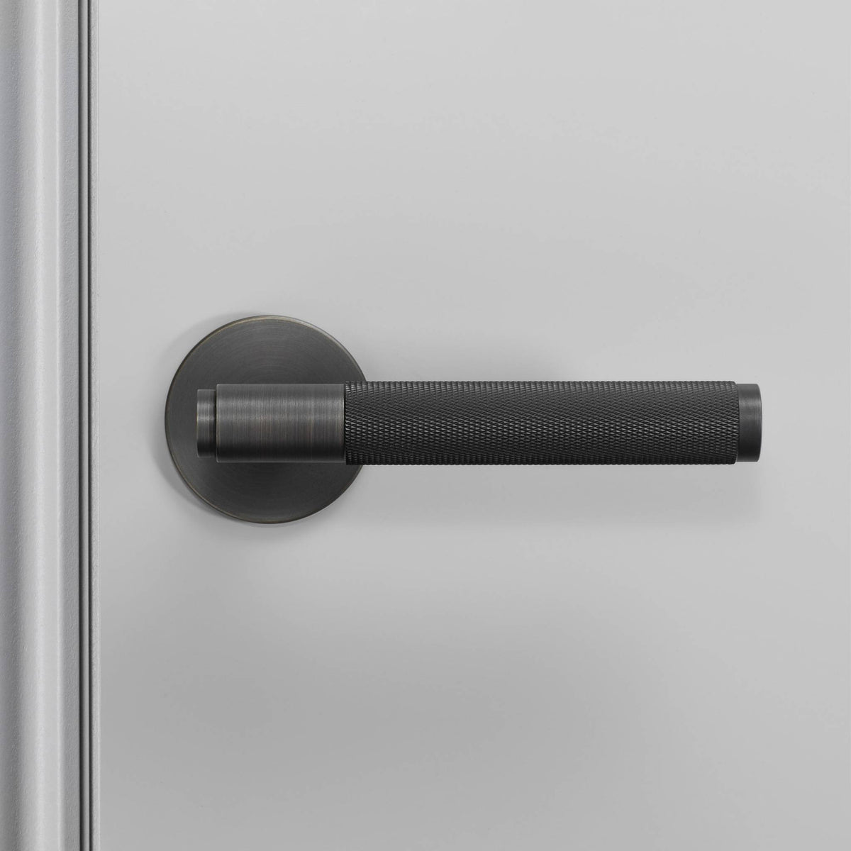 Buster + Punch Cross deurkruk op rozet smoked bronze – detailfoto knurl-patroon