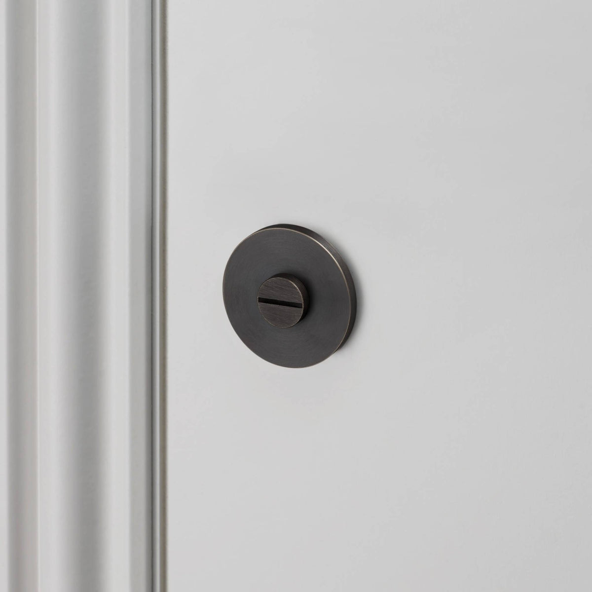 Buster + Punch Cross thumbturn WC-slot in smoked bronze, detail knurl-patroon
