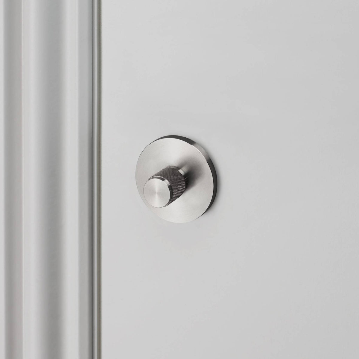 Buster + Punch Cross thumbturn WC-slot in steel, vooraanzicht