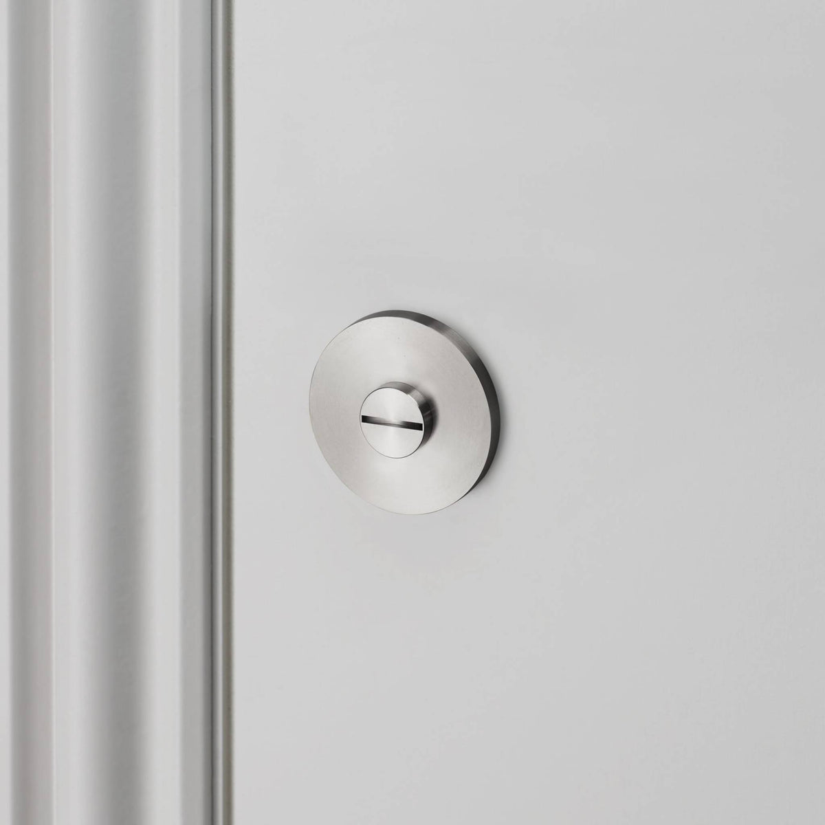Buster + Punch Cross thumbturn WC-slot in steel, detail knurl-patroon