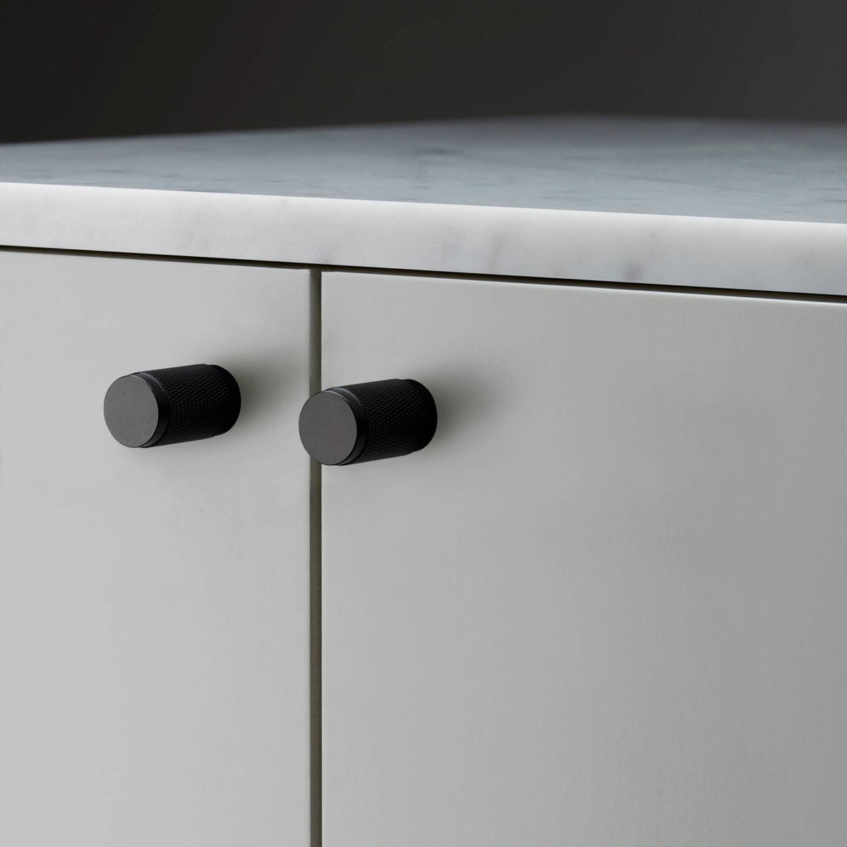 Buster + Punch Cross meubelknop black - vooraanzicht