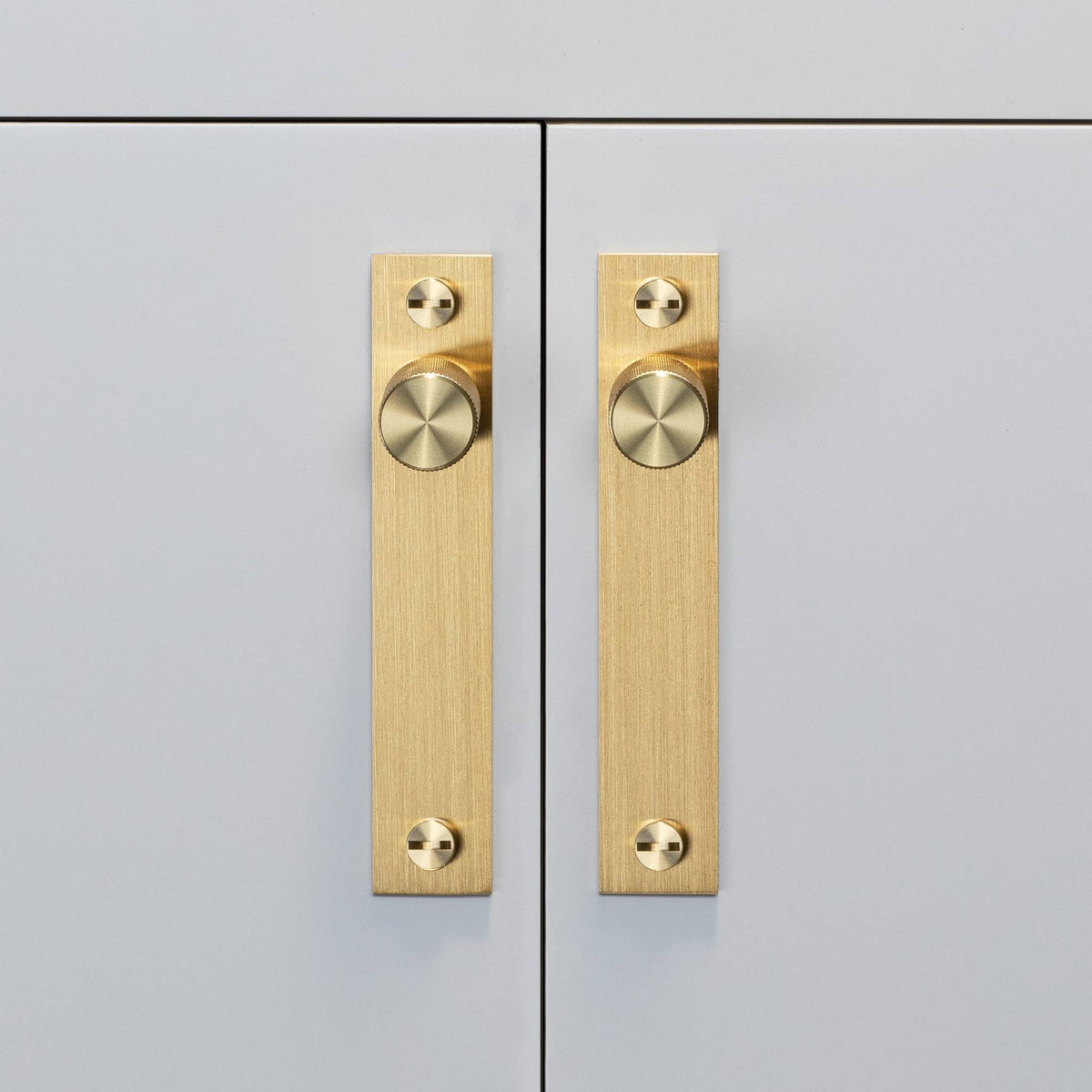 Buster + Punch Cross meubelknop op rozet goud - detail
