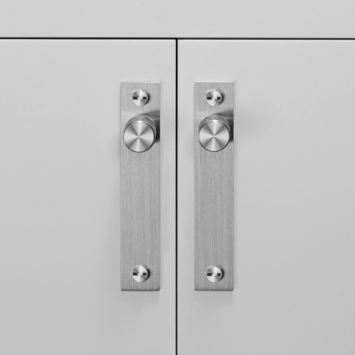 Buster + Punch Cross meubelknop op rozet steel - detail