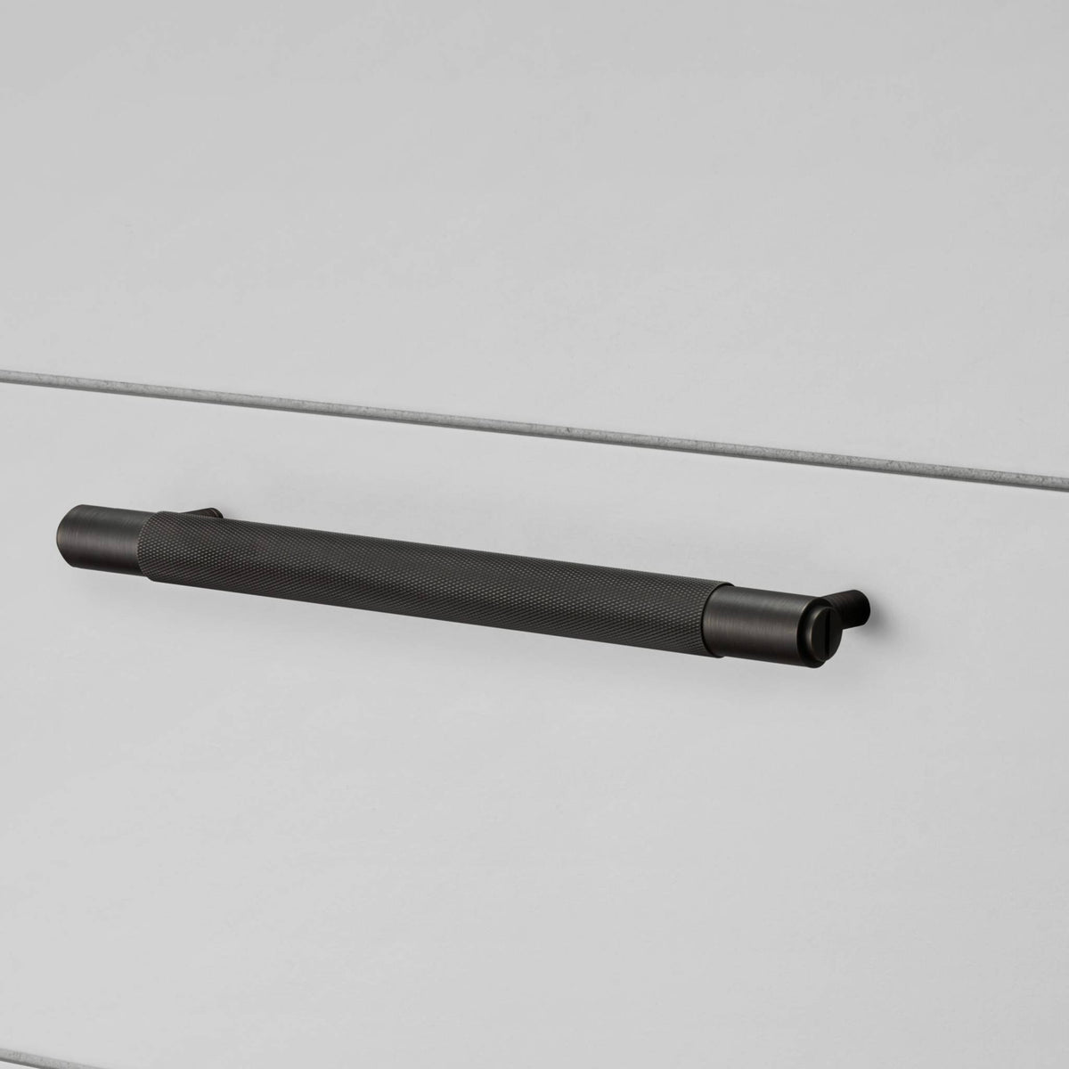Buster + Punch Cross meubelgreep smoked bronze – sfeerbeeld