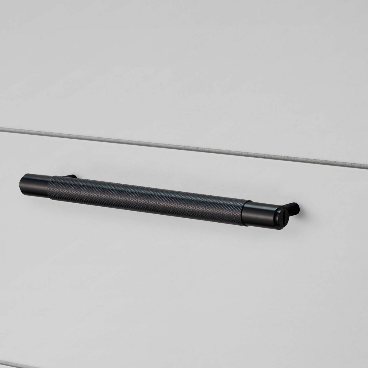 Buster + Punch Cross meubelgreep black – vooraanzicht