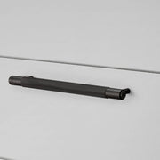 Buster + Punch Cross meubelgreep smoked bronze – vooraanzicht