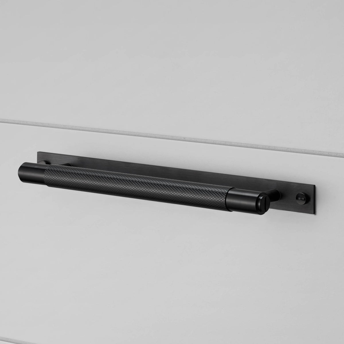 Buster + Punch Cross meubelgreep op rozet black – detail