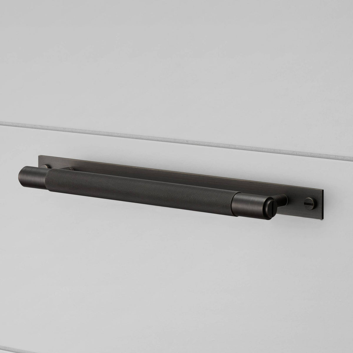 Buster + Punch Cross meubelgreep op rozet smoked bronze – gemonteerd