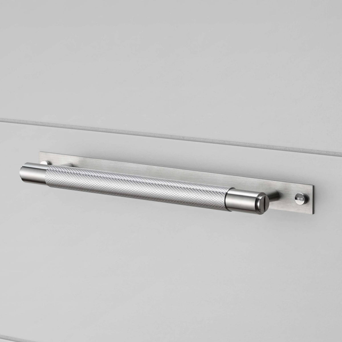Buster + Punch Cross meubelgreep op rozet steel – gemonteerd