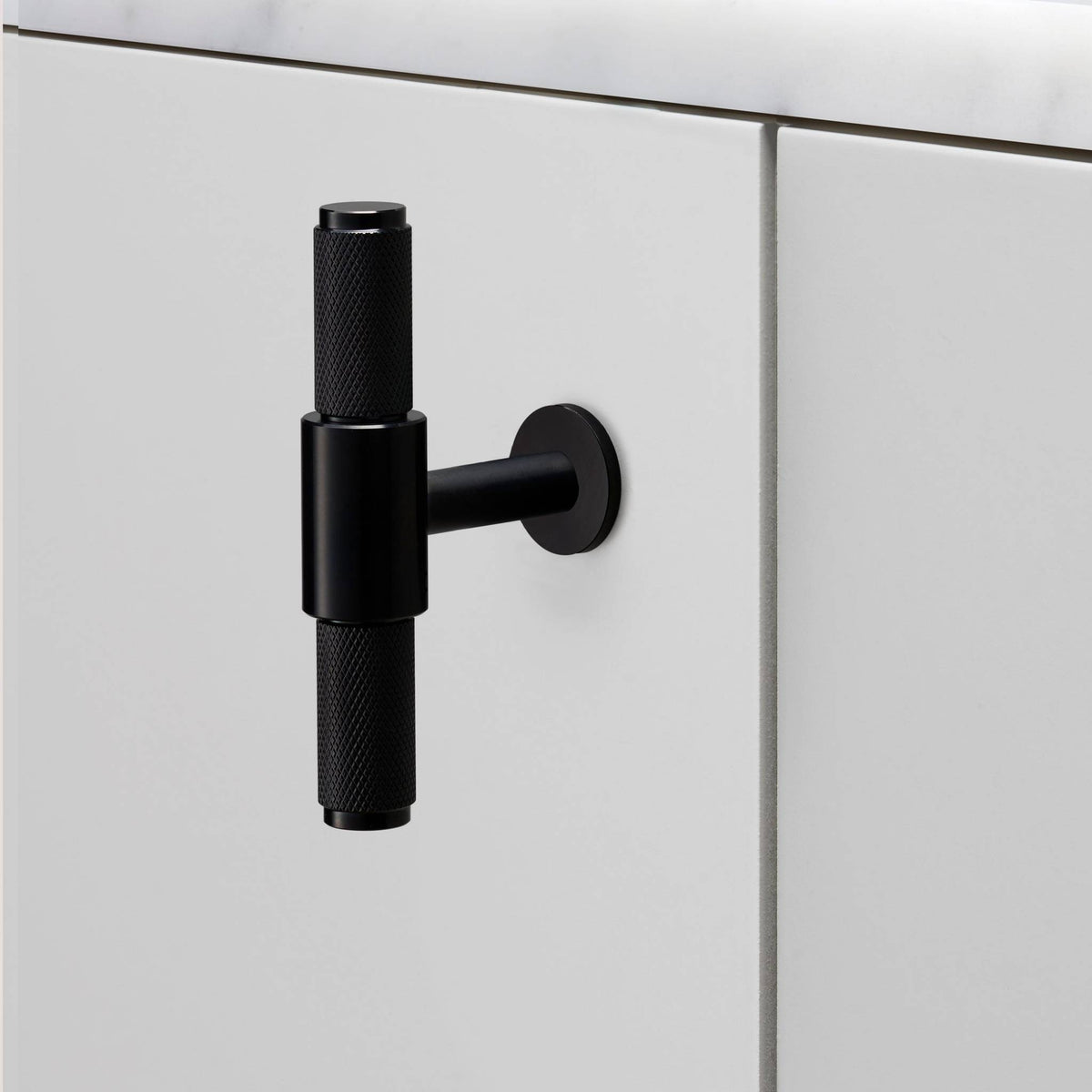 Buster + Punch Cross meubelgreep t-bar black