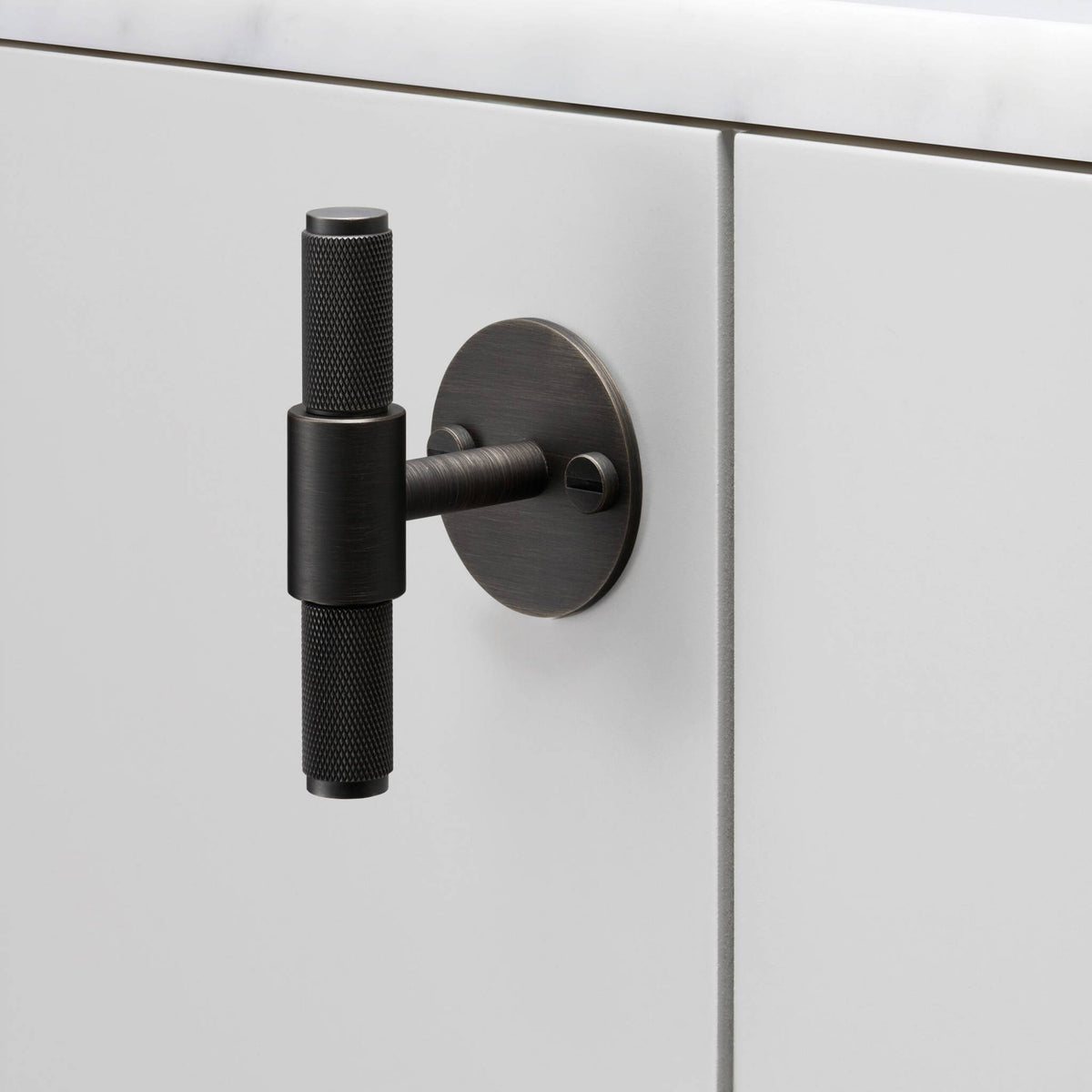 Buster + Punch Cross meubelgreep t-bar op rozet smoked bronze