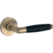 Artitec deurkruk op rozet Ton messing antiek detail